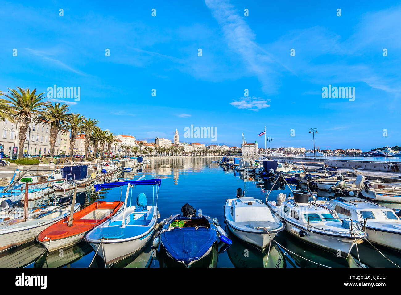 Vista fronte mare a scenario mediterraneo nella vecchia città romana Split, Croazia. Foto Stock