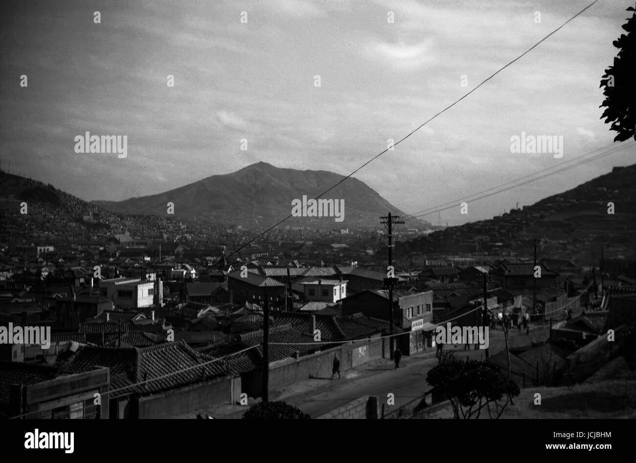 AJAXNETPHOTO. 1964. PUSAN, Corea del Sud. - Vista Collina - Una vista del tentacolare sud della città portuale di Pusan e le sue colline, l'ISOLA DI YEONGDO VISTO CENTRO, LONTANO. Foto:JONATHAN EASTLAND/AJAX REF:M120642 2 31 Foto Stock