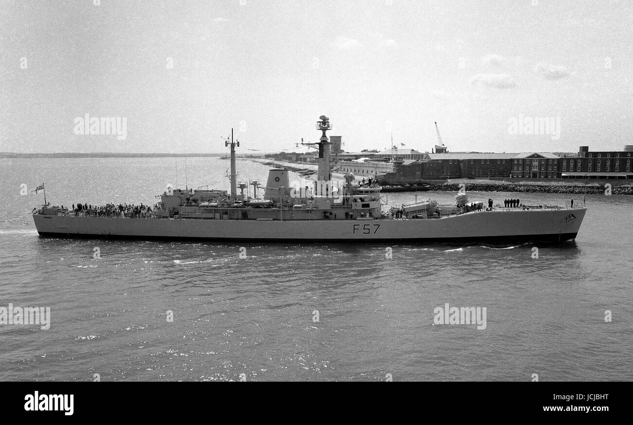 AJAXNETPHOTO. 1989. PORTSMOUTH, Inghilterra. - GP LEANDER classe fregata HMS ANDROMEDA legato verso l'interno. Foto:JONATHAN EASTLAND/AJAX REF:89 11 20 Foto Stock