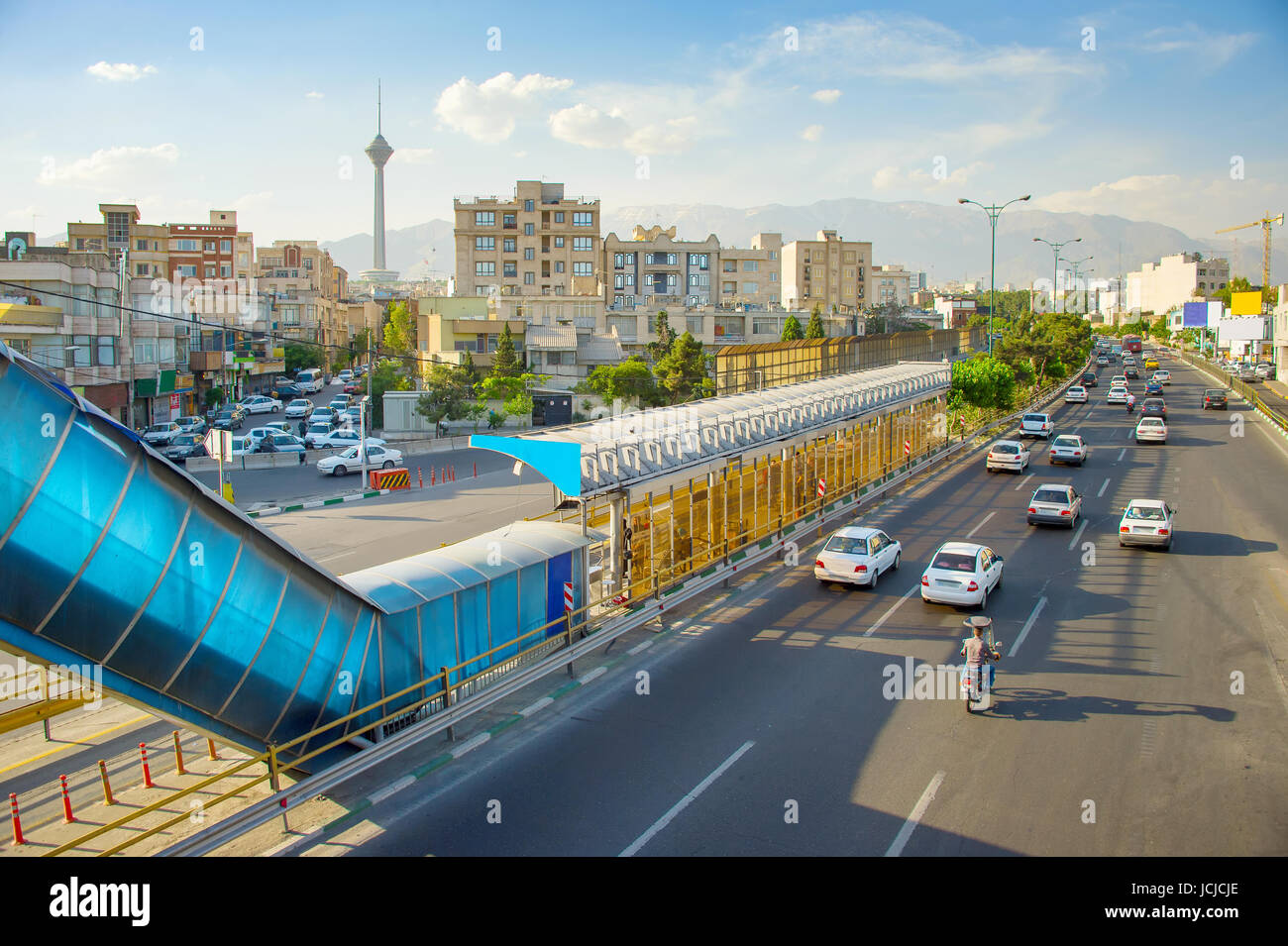 Skyline di Tehran con autostrada e Milad Tower. Iran Foto Stock