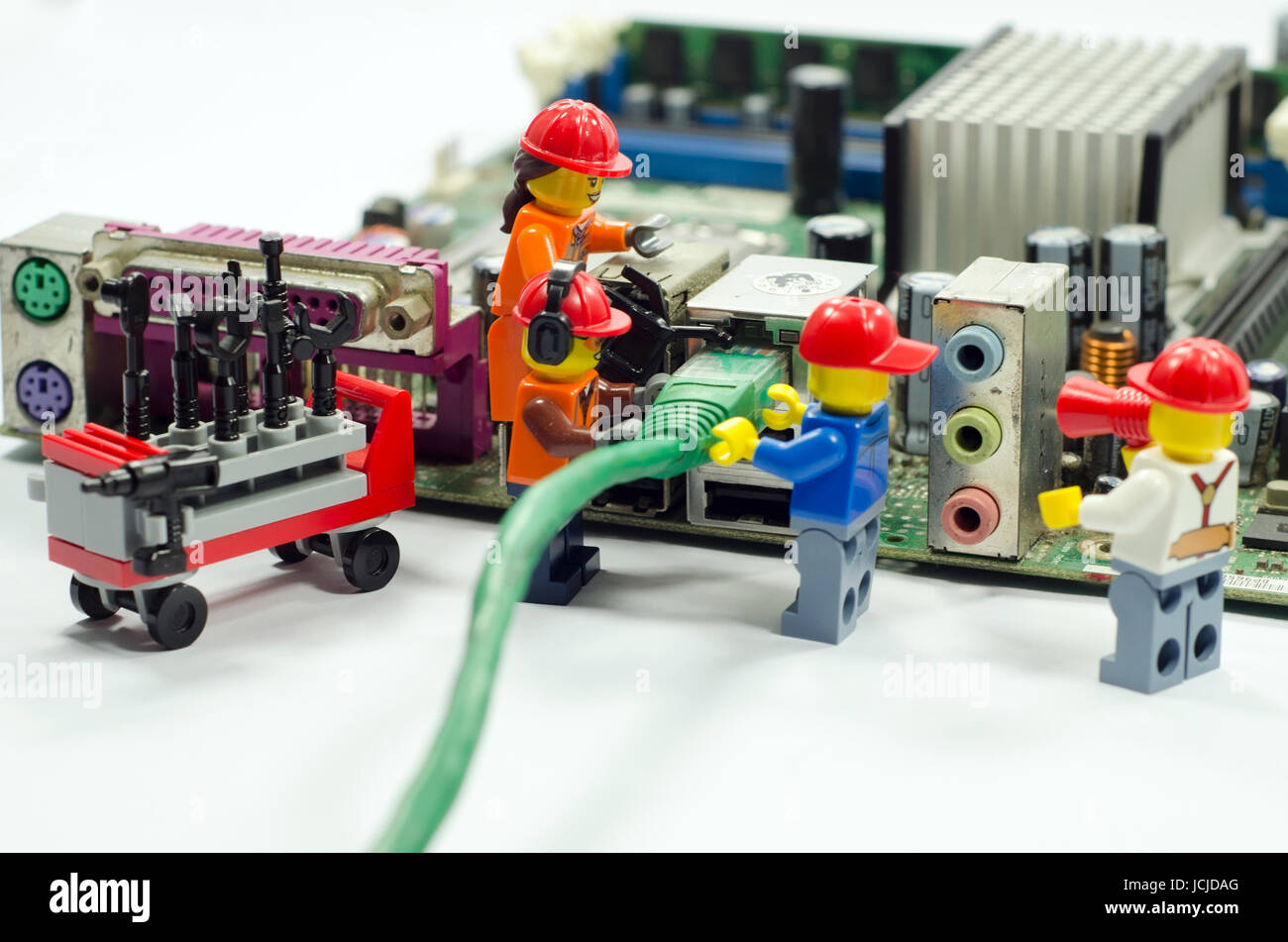Minifig lavoratore plug in internet del cavo alla porta Foto Stock