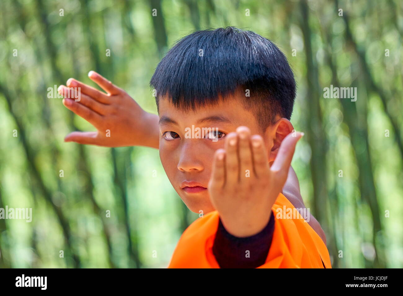 Ritratto di un giovane ragazzo in formazione di Kung Fu, Tempio Shaolin, Cina Foto Stock