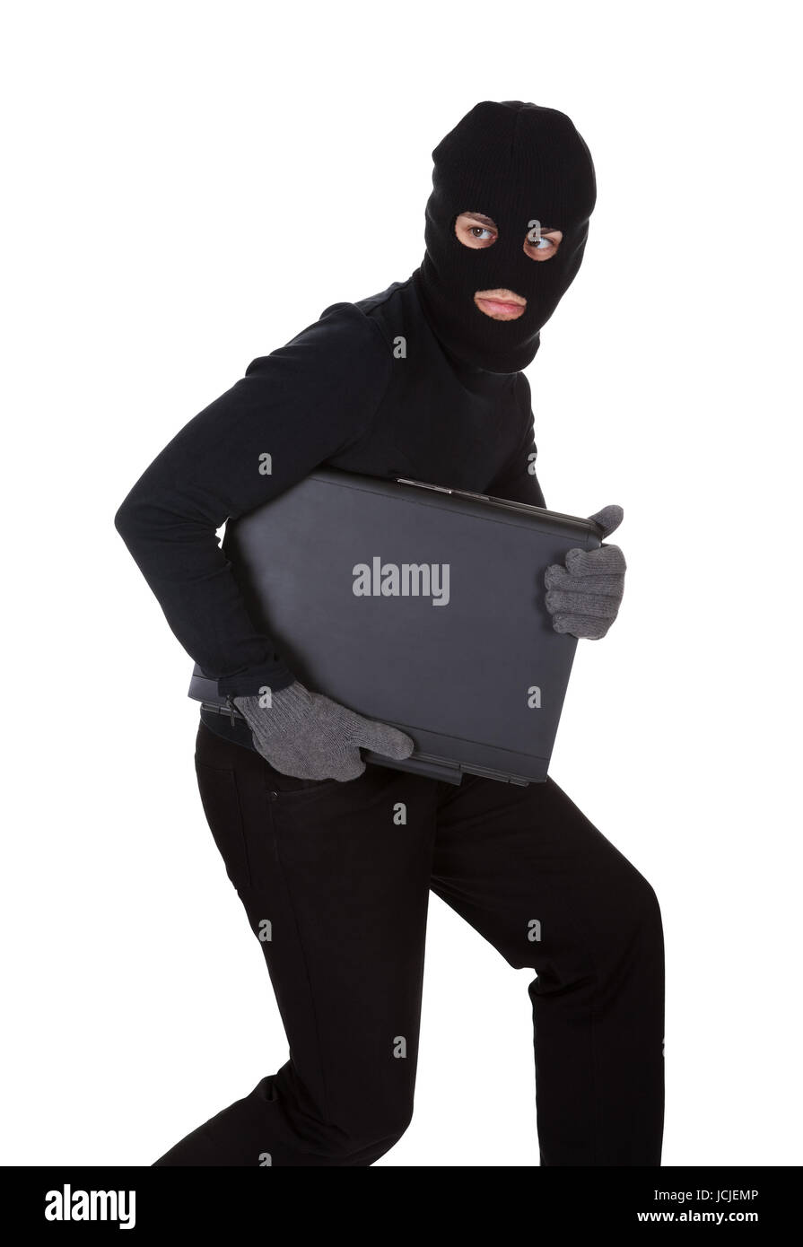 Ladro vestito di nero e con indosso un passamontagna rubare un computer  portatile e la realizzazione di una fuga furtif isolato su bianco Foto  stock - Alamy
