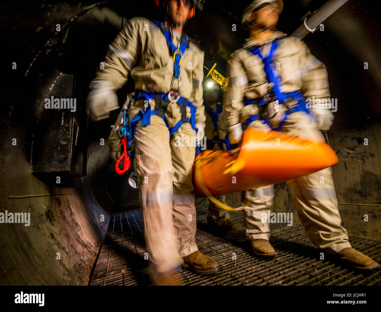Gli equipaggi pratica trincea, tubo, tunnel e spazio confinato al salvataggio in un sito industriale. Foto Stock