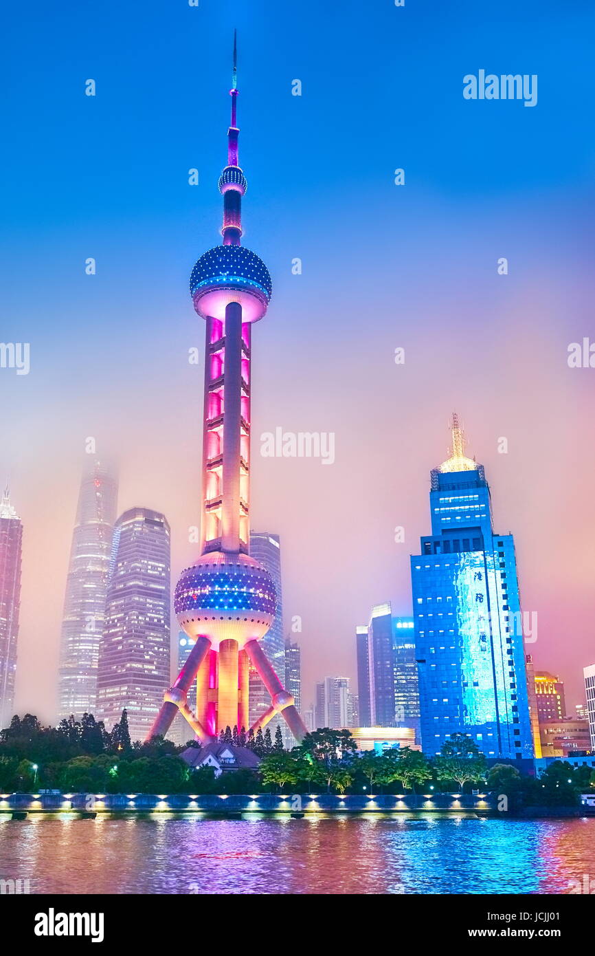 Vista serale presso l'Oriental Pearl TV Tower, Pudong, Shanghai, Cina Foto Stock