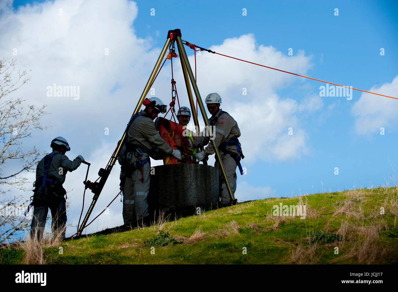 Gli equipaggi pratica trincea, tubo, tunnel e spazio confinato al salvataggio in un sito industriale. Foto Stock