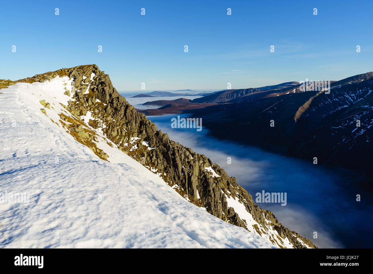 Summiting Sgor Gaoith in inverno Foto Stock