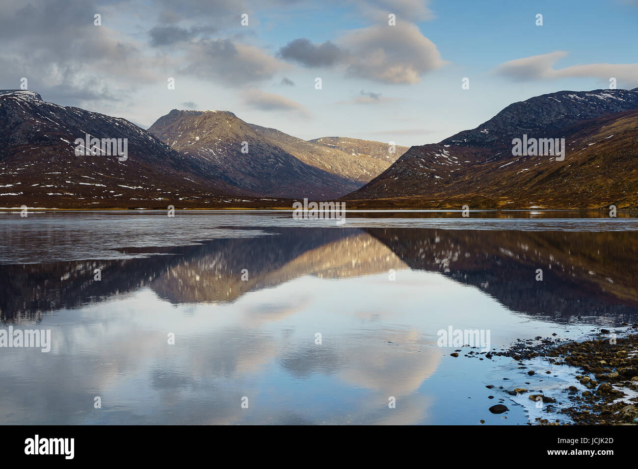 Beinn Dearg intervallo da Loch un'Gharbhrain Foto Stock