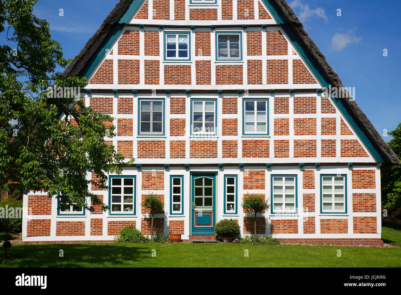 Con il tetto di paglia storica casa in legno e muratura, Altländer agriturismo, Jork, Altes Land Bassa Sassonia, Germania Foto Stock