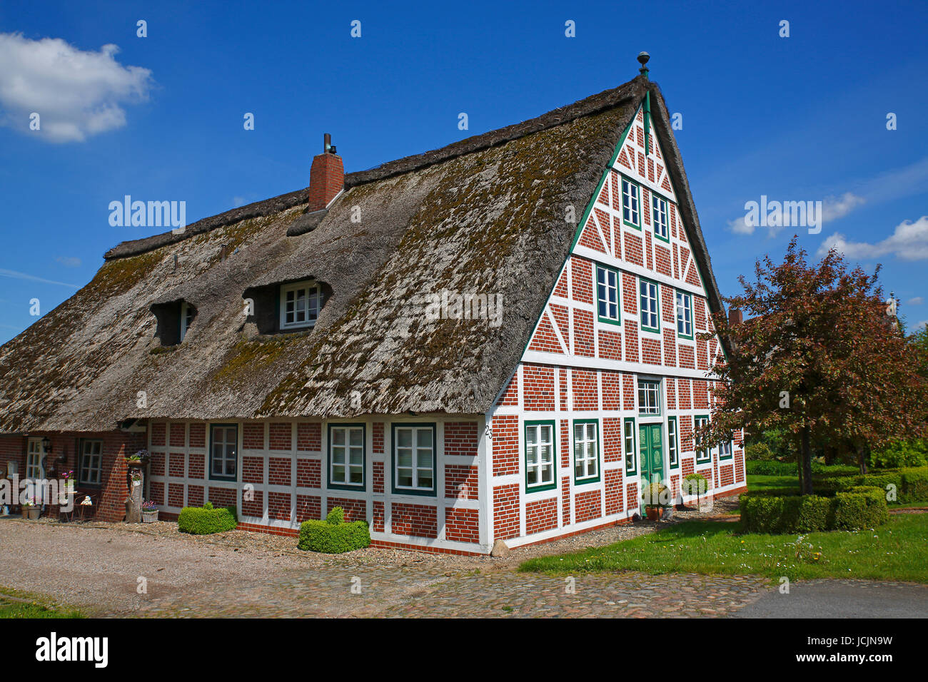 Obsthof Ohlhaver, Storico con tetto di paglia di casa in legno e muratura, Jork, Altes Land Bassa Sassonia, Germania Foto Stock