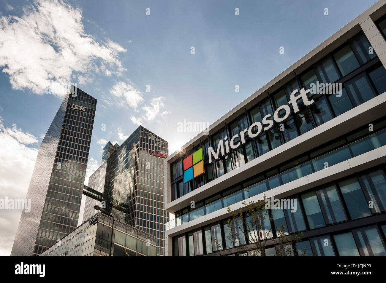 Microsoft Germania, corporate Head office, sul retro evidenziare torri con IBM e Fujitsu sede, Schwabing Monaco di Baviera Foto Stock