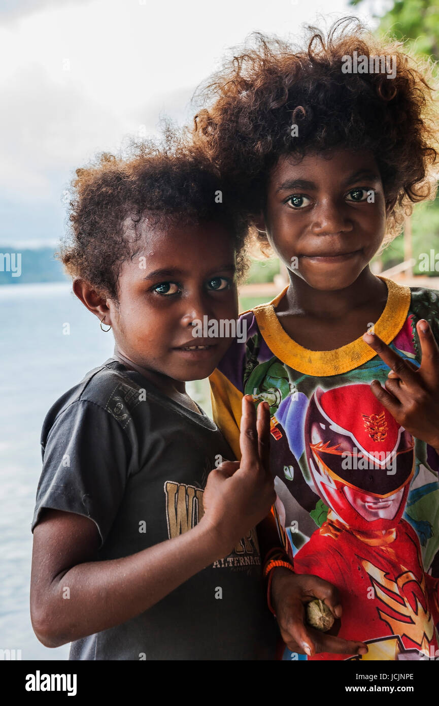 Due bambini indigeni, Gam, Raja Ampat, Nuova Guinea occidentale, in  Indonesia Foto stock - Alamy