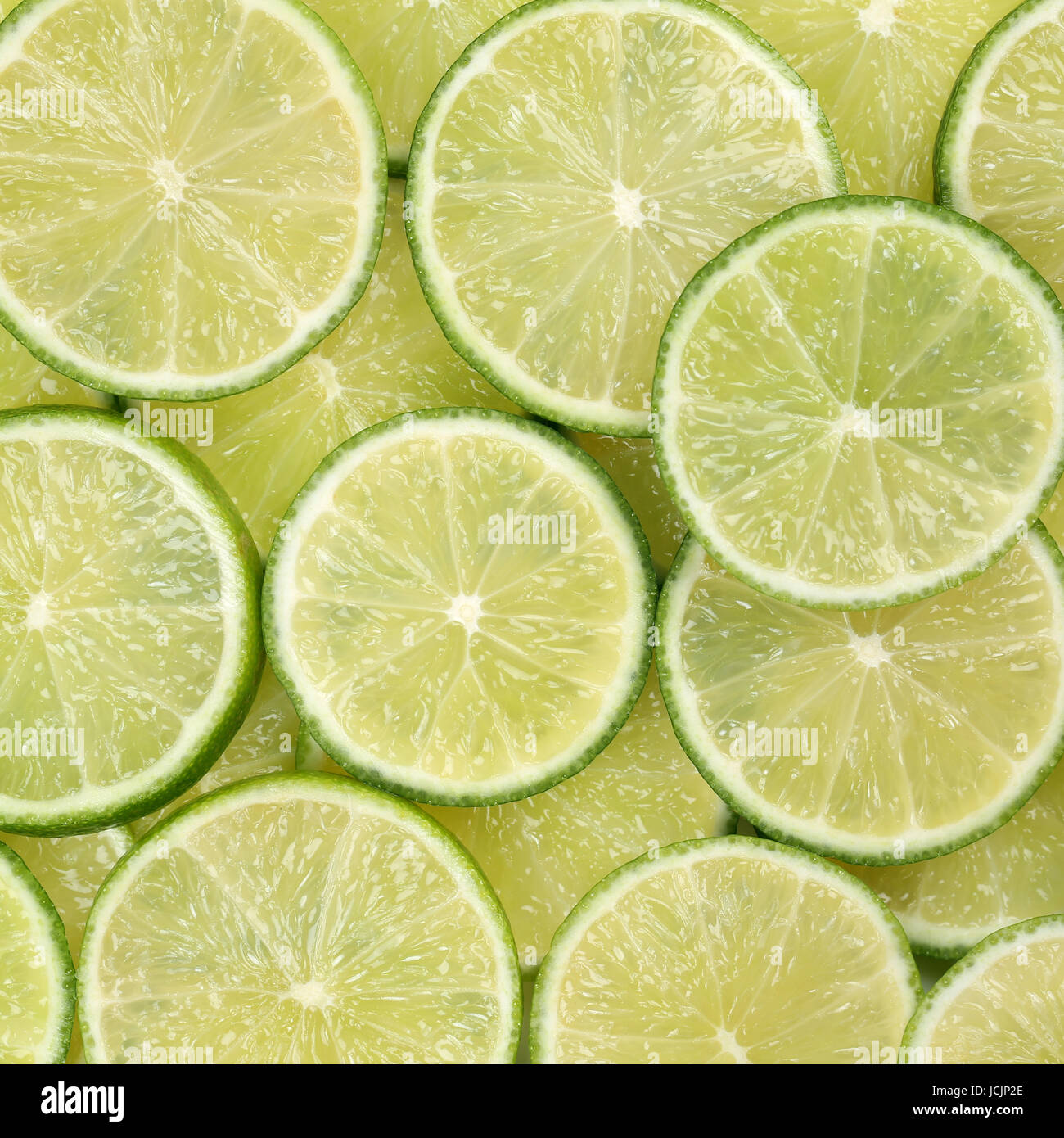 Hintergrund aus geschnittenen Limetten oder Limonen Früchten Foto Stock
