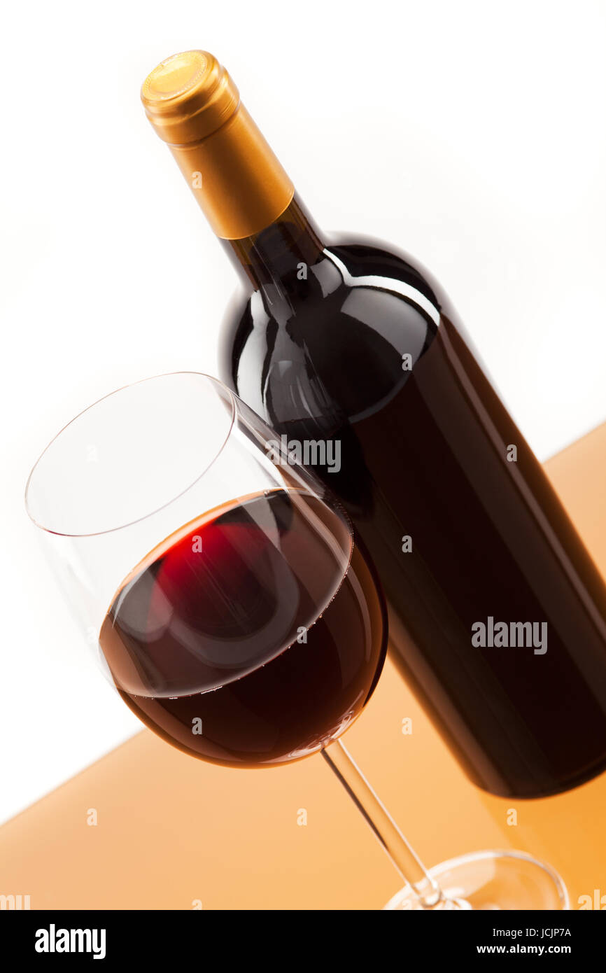 Ein Glas Rotwein mit Flasche daneben Foto Stock