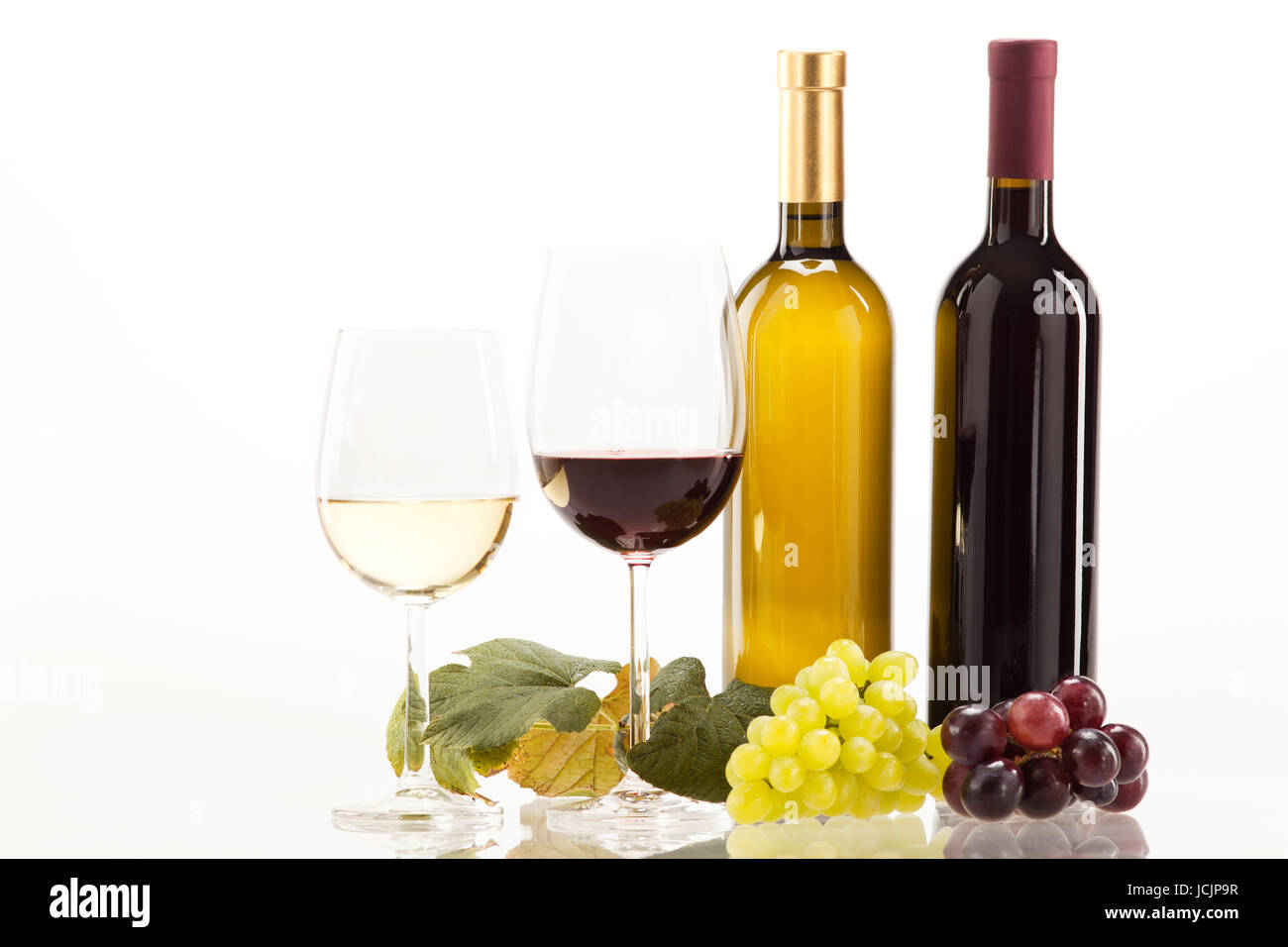 Rotwein und Weisswein mit Trauben und Weinflasche Foto Stock