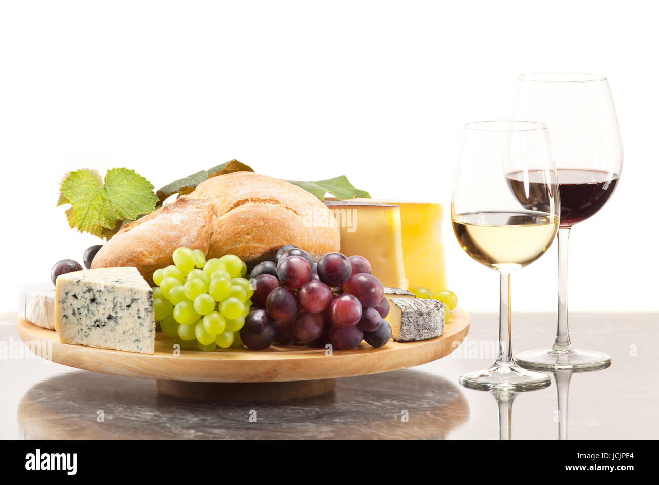 Gourmetspeise, Käseplatte mit Trauben Brot und dazu Wein Foto Stock