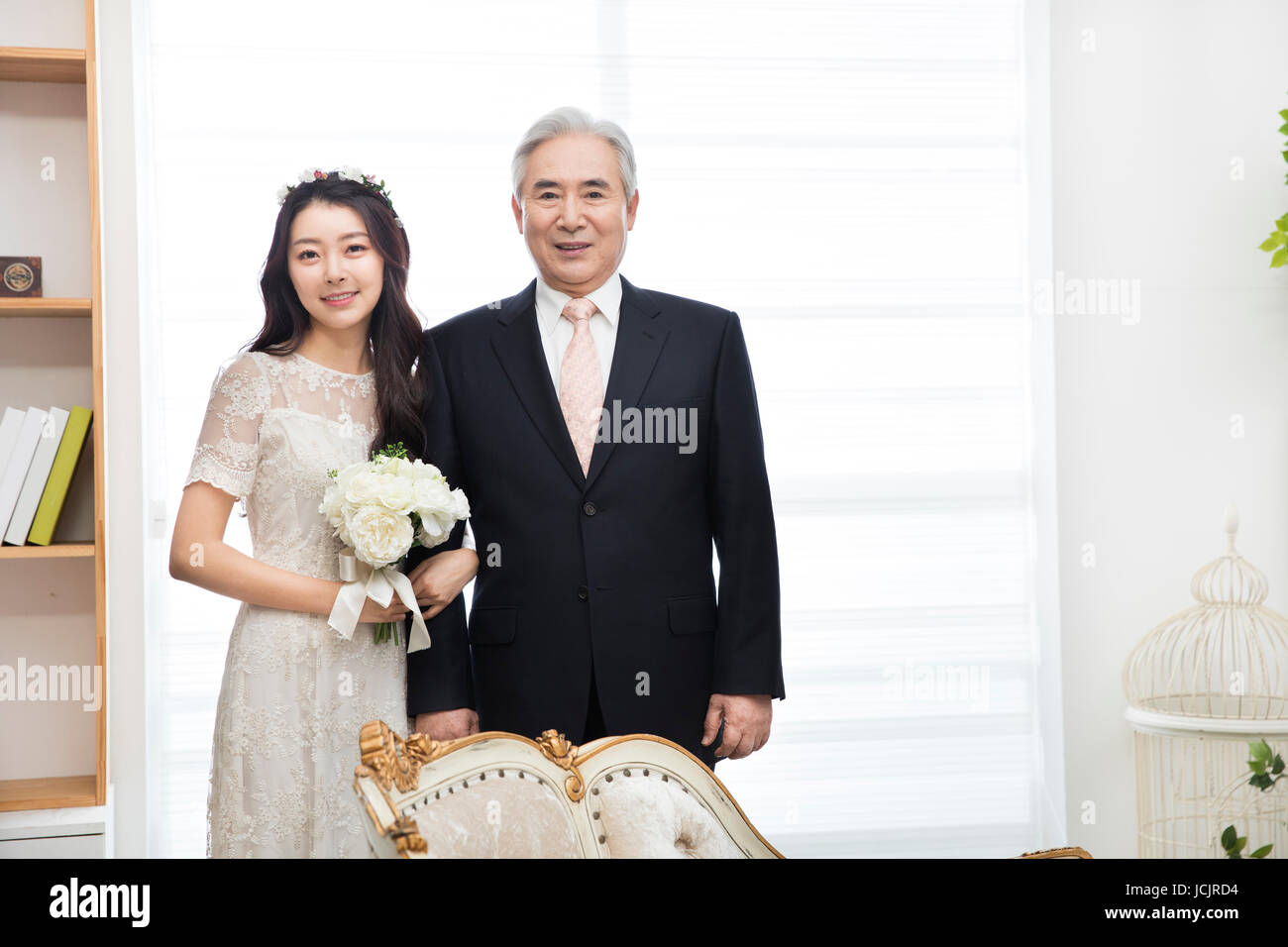 Sposa sorridente e suo padre a braccetto Foto Stock