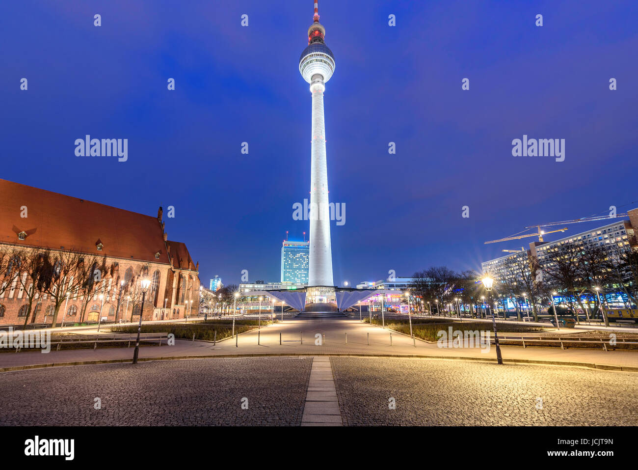 La torre della televisione di Berlino è una torre per antenne radio e  televisione Trasmittenti nel centro di Berlino. Si tratta di un ben noto  punto di riferimento della città Foto stock -