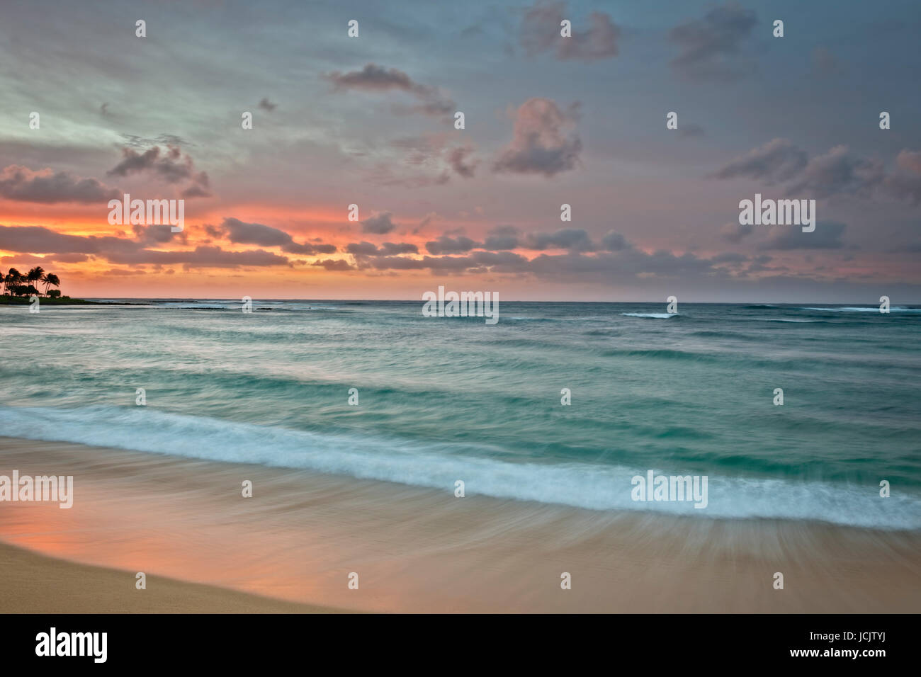 Sunrise bellezza lungo la riva sud presso Poipu Beach sul Hawaii Isola di Kauai. Foto Stock