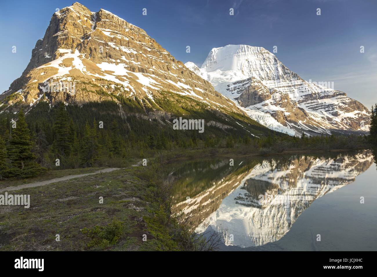 Riflessi di acqua ferma Paesaggio, Monte Robson e Roguard Mountain Peak. Sentiero panoramico del lago Berg, Montagne Rocciose British Columbia Canada Foto Stock