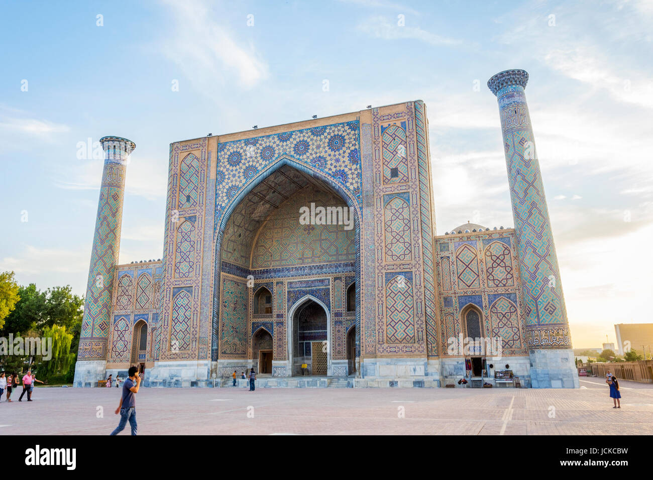 Samarcanda, Uzbekistan - 28 agosto: Ulugh Beg madrasah del Registan nel sole pomeridiano con persone di fronte ad esso. Samarcanda, Agosto 2016 Foto Stock