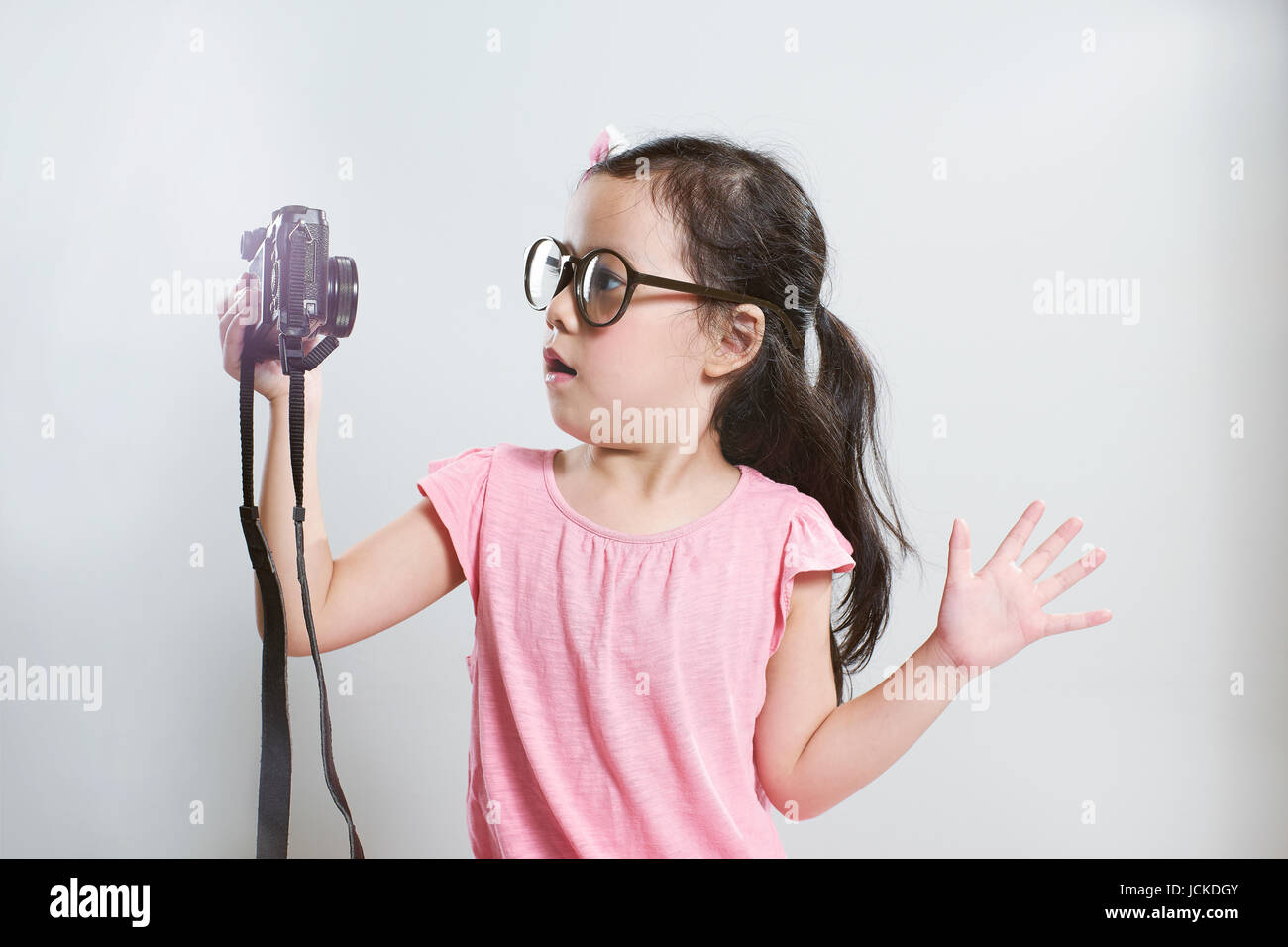 Bella giovane carina ragazza asiatica selfie con retro fotocamera . Foto Stock