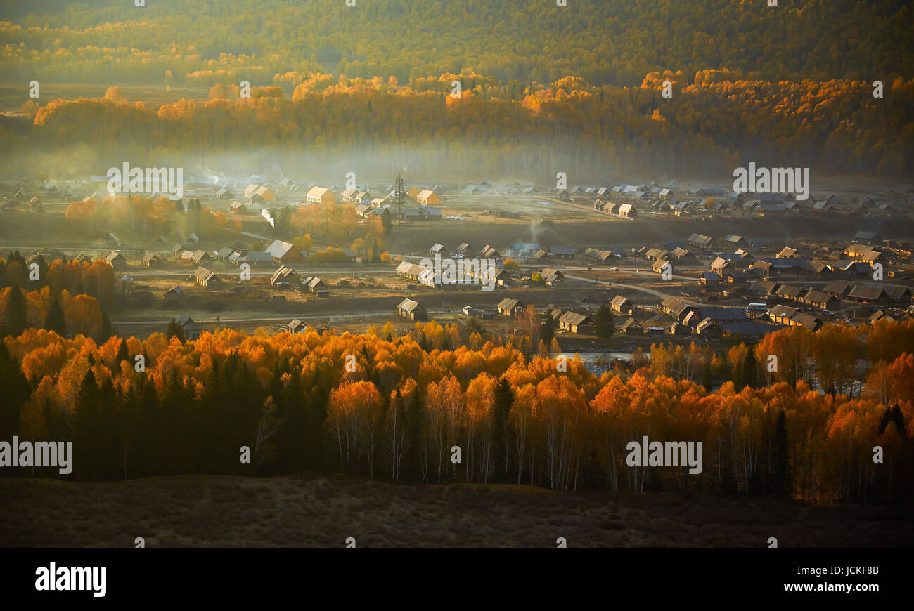 Villaggio Hemu su Kanas Riserva Naturale, Autunno scena ,Xinjiang, Cina . Foto Stock