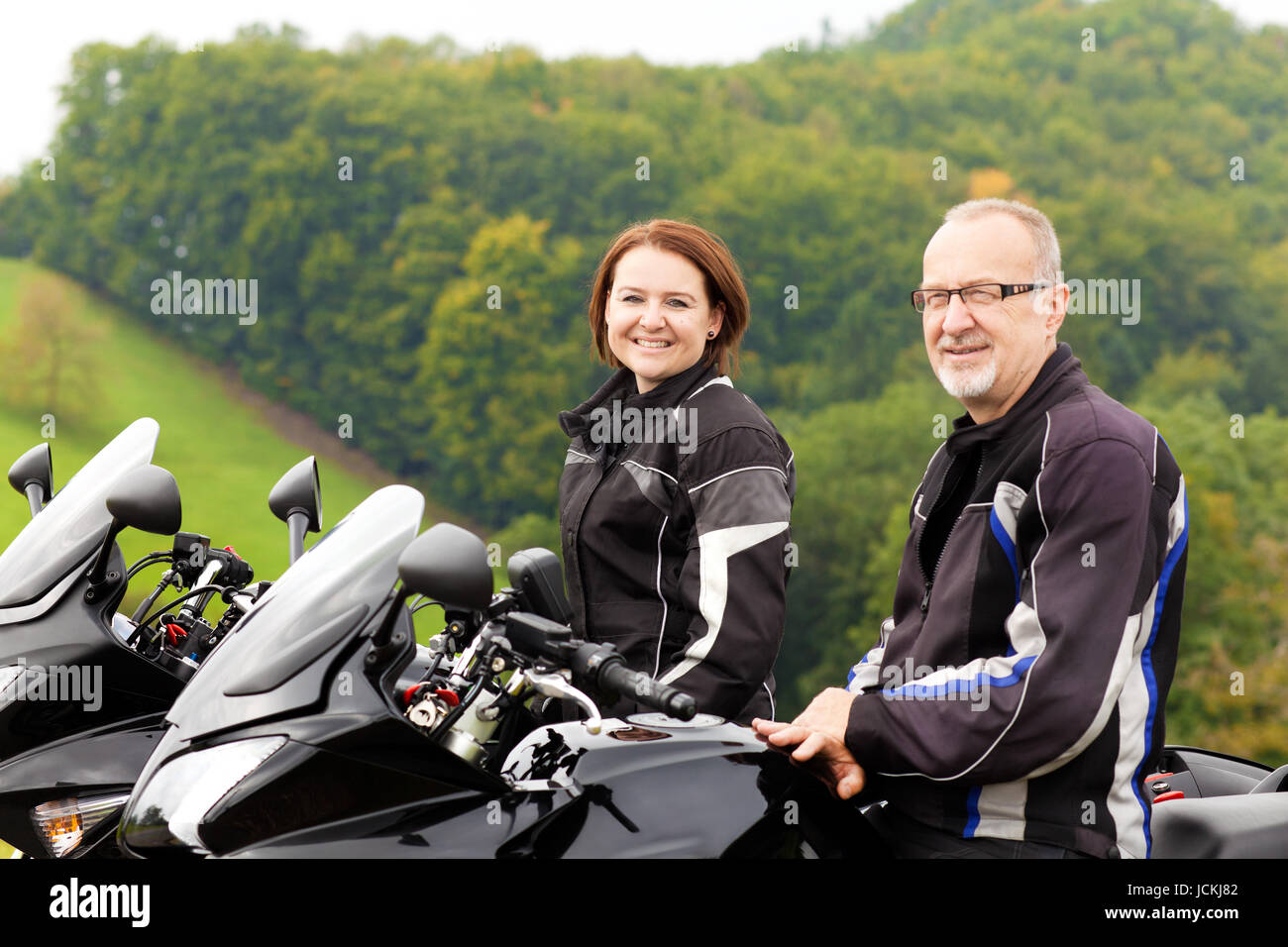 Zwei Motorradfahrer glücklich sitzen auf dem Motorrad Foto Stock
