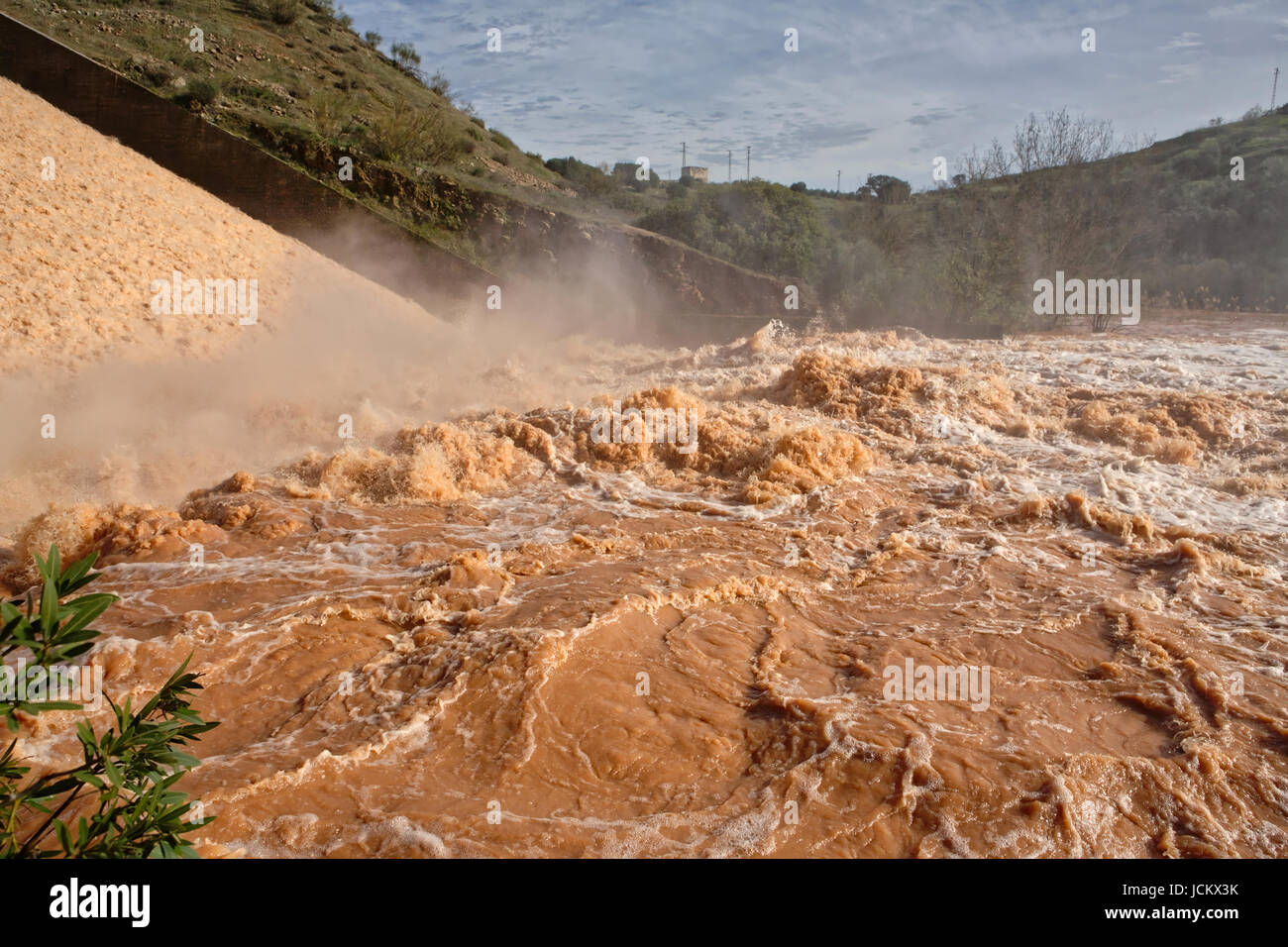 Vista panoramica della diga di Guadalen a piena capacità, nella provincia di Jaén, Spagna Foto Stock