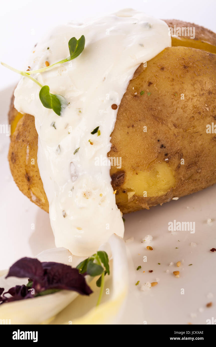 Frische folien kartoffel aus dem ofen mit kräuter quark di panna acida und frischen kräutern Foto Stock