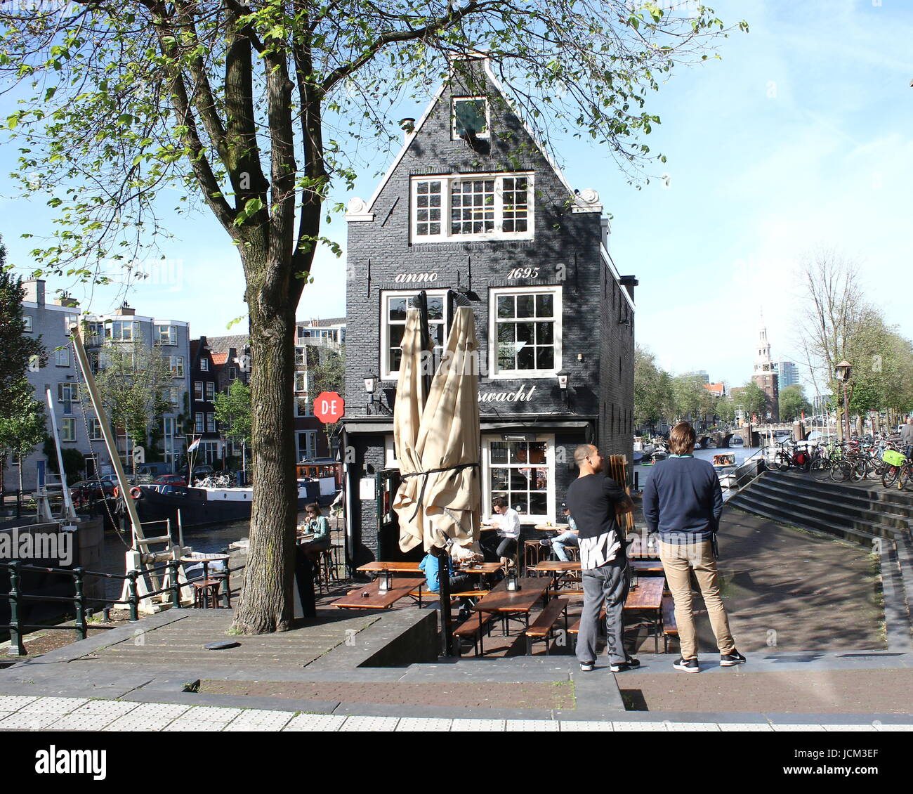 Xvii secolo café De Sluyswacht (Goslerhuisje), Amsterdam, Paesi Bassi, accanto a Sint Antoniesluis serratura tra Zwanenburgwal & Oudeschans canal. Foto Stock