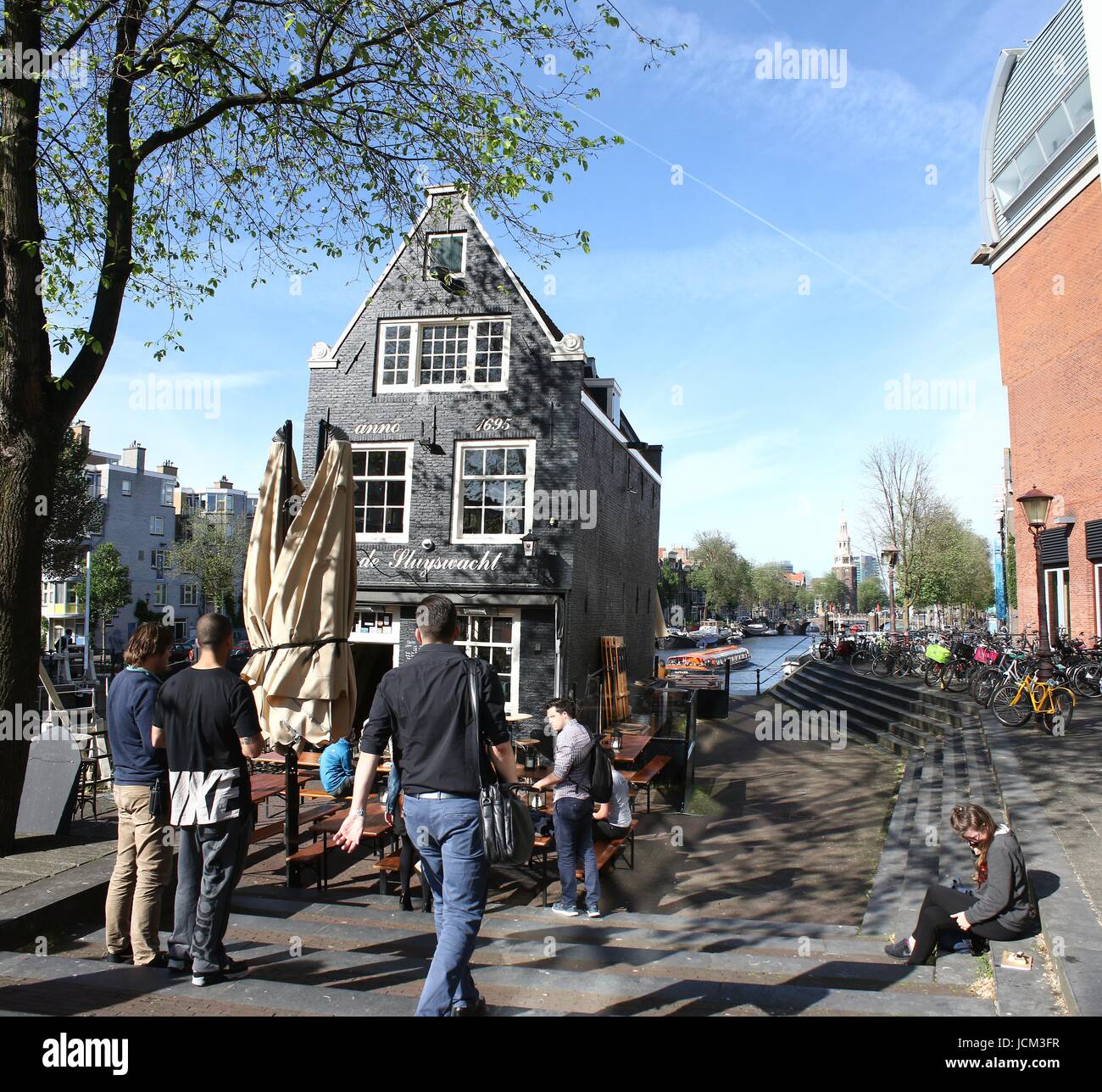 Xvii secolo café De Sluyswacht, Amsterdam, Paesi Bassi, accanto a Sint Antoniesluis serratura tra Zwanenburgwal & Oudeschans canal. (Maglia di 2 immagini) Foto Stock