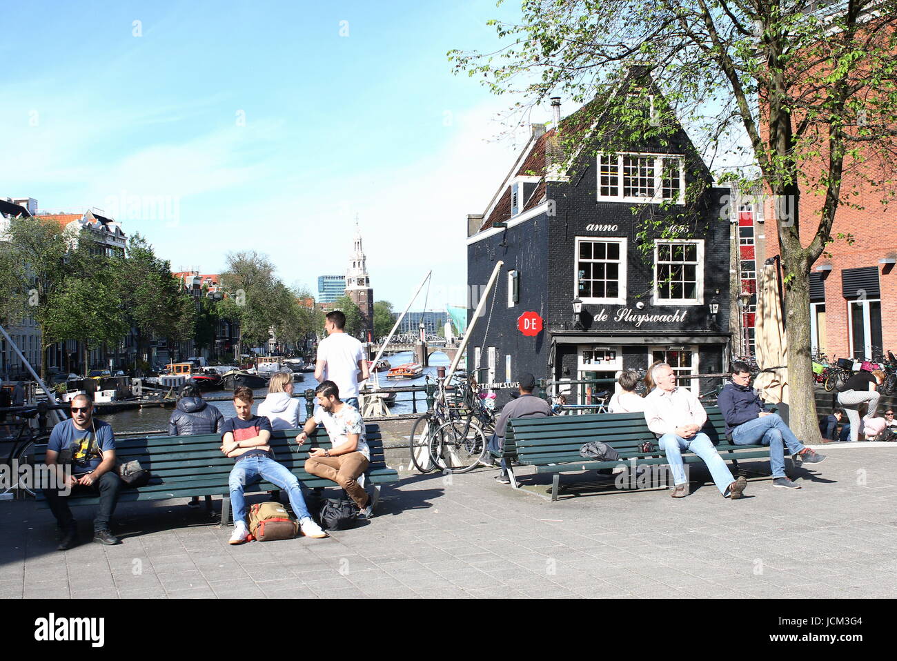 Inizio del XVII secolo Sint Antoniesluis serratura tra Zwanenburgwal & Oudeschans canal, Amsterdam, Paesi Bassi, con il café De Sluyswacht (Goslerhuisje). Foto Stock