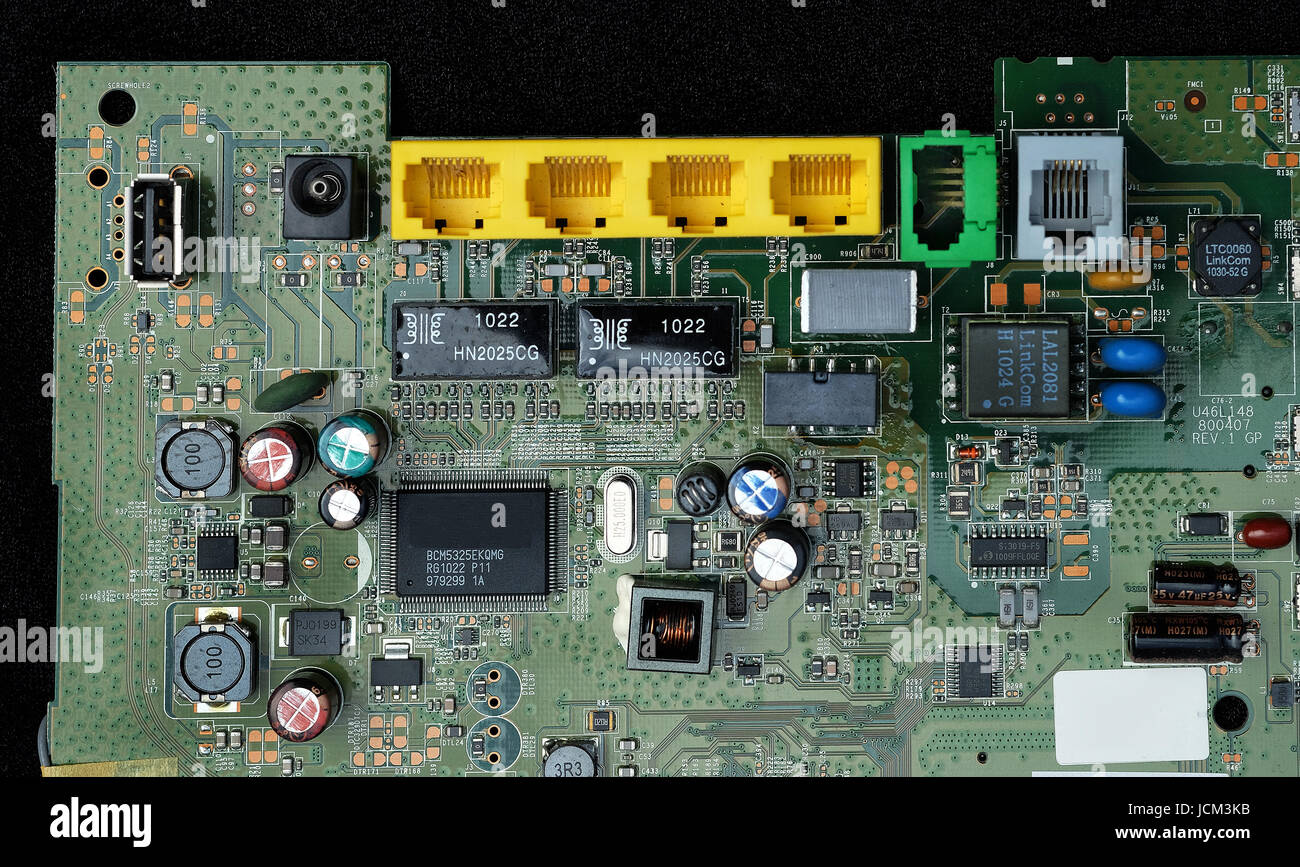 Parte di una scheda di circuito elettronico che mostra i connettori per telefono e dispositivi simili. Foto Stock