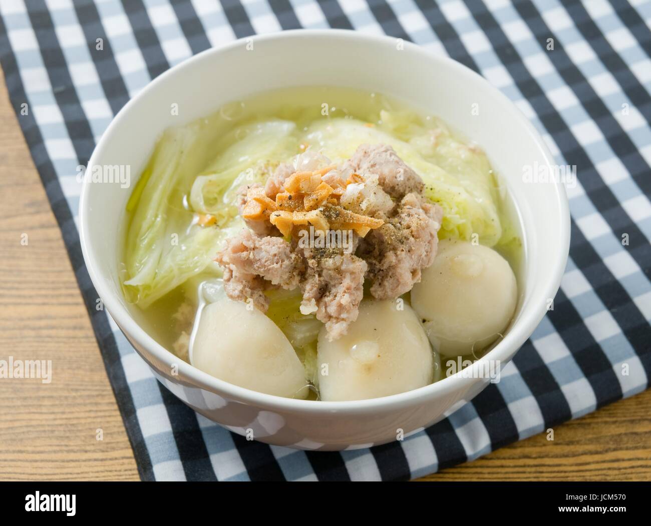 Cucina tailandese e cibo, Ciotola di deliziosa insalata con carne macinata di maiale e carne di pesce palla Topping Zuppa di aglio fritto. Foto Stock