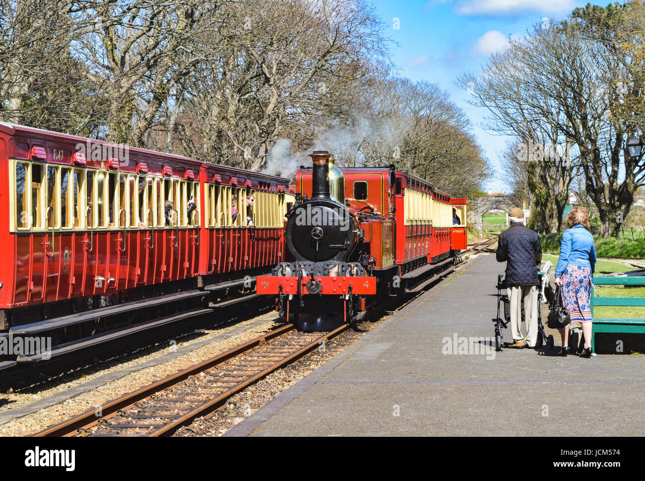 Treni a vapore a Castletown stazione ferroviaria, le persone sulla piattaforma Foto Stock