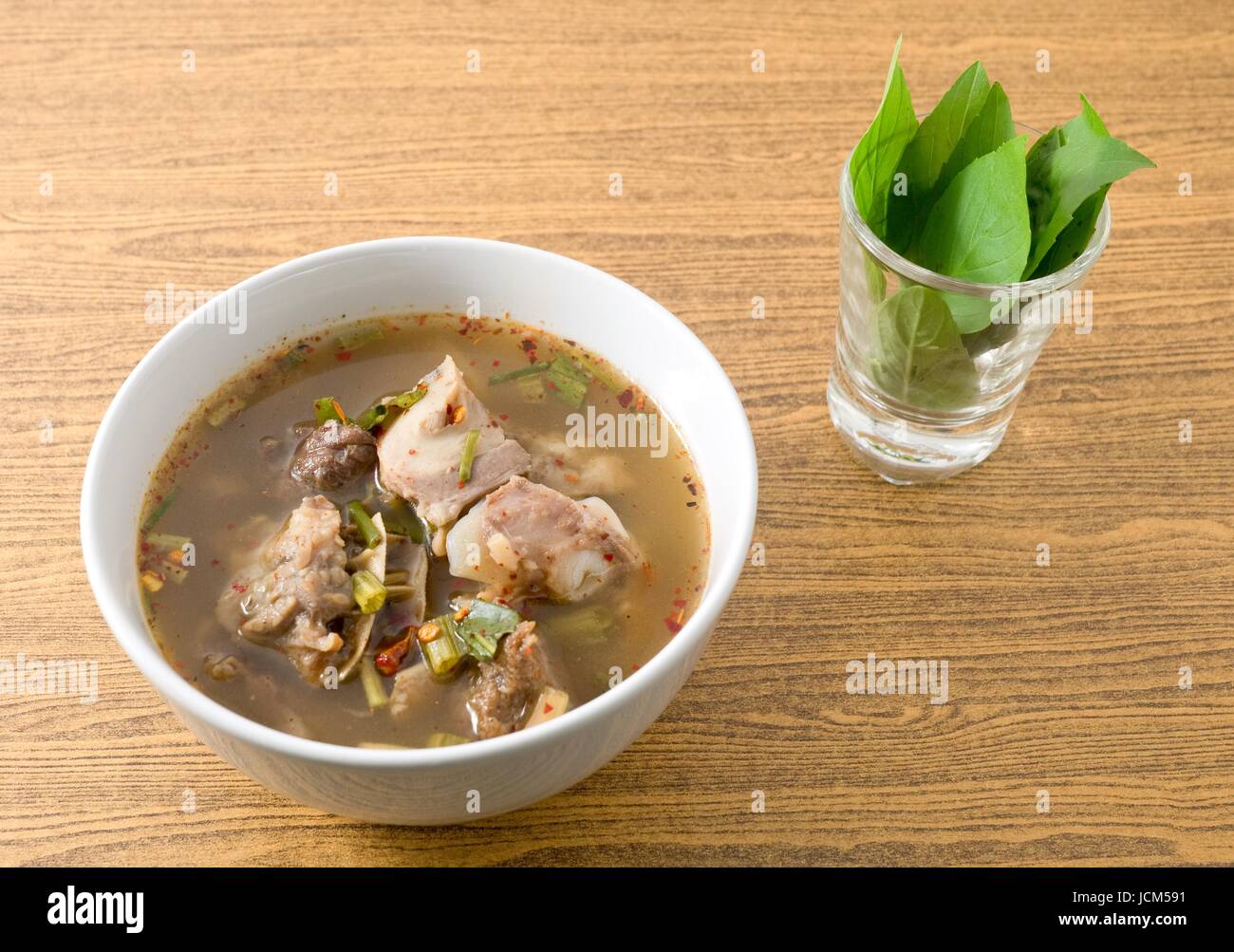 Cucina tailandese e cibo, una ciotola di Chiara piccante e aspro zuppa con le interiora dei bovini. Foto Stock