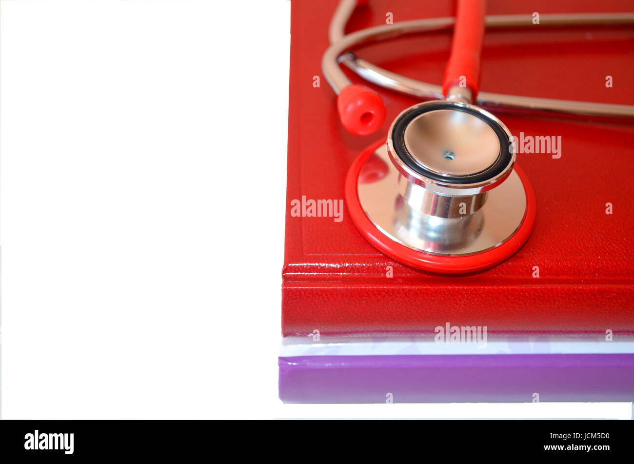 Studente di medicina vita: libri e uno stetoscopio Foto Stock