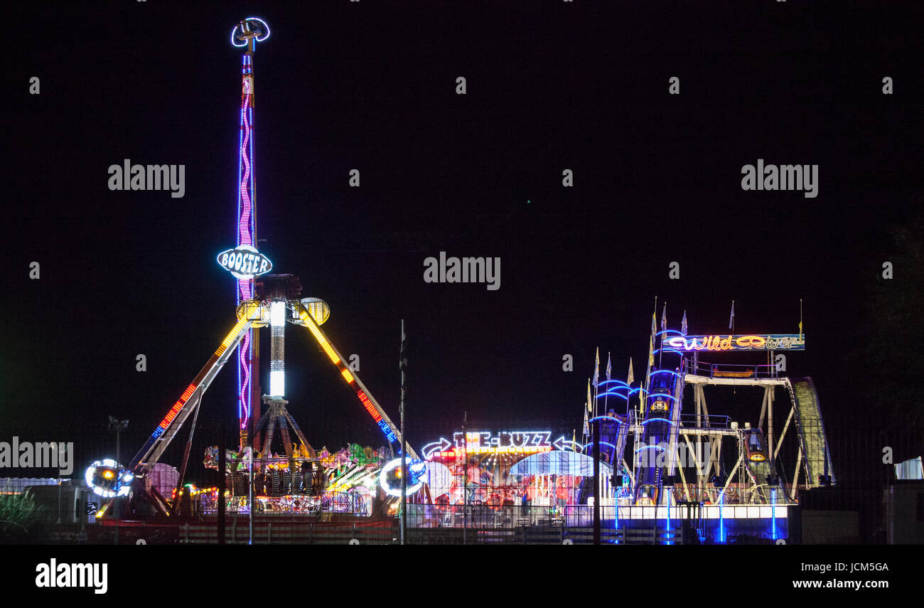 Rides illuminata di notte alla fiera del divertimento Foto Stock