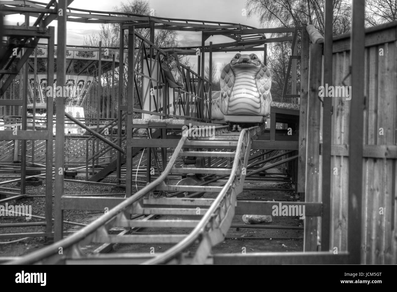 Kids roller coaster che assomiglia a un serpente Foto Stock