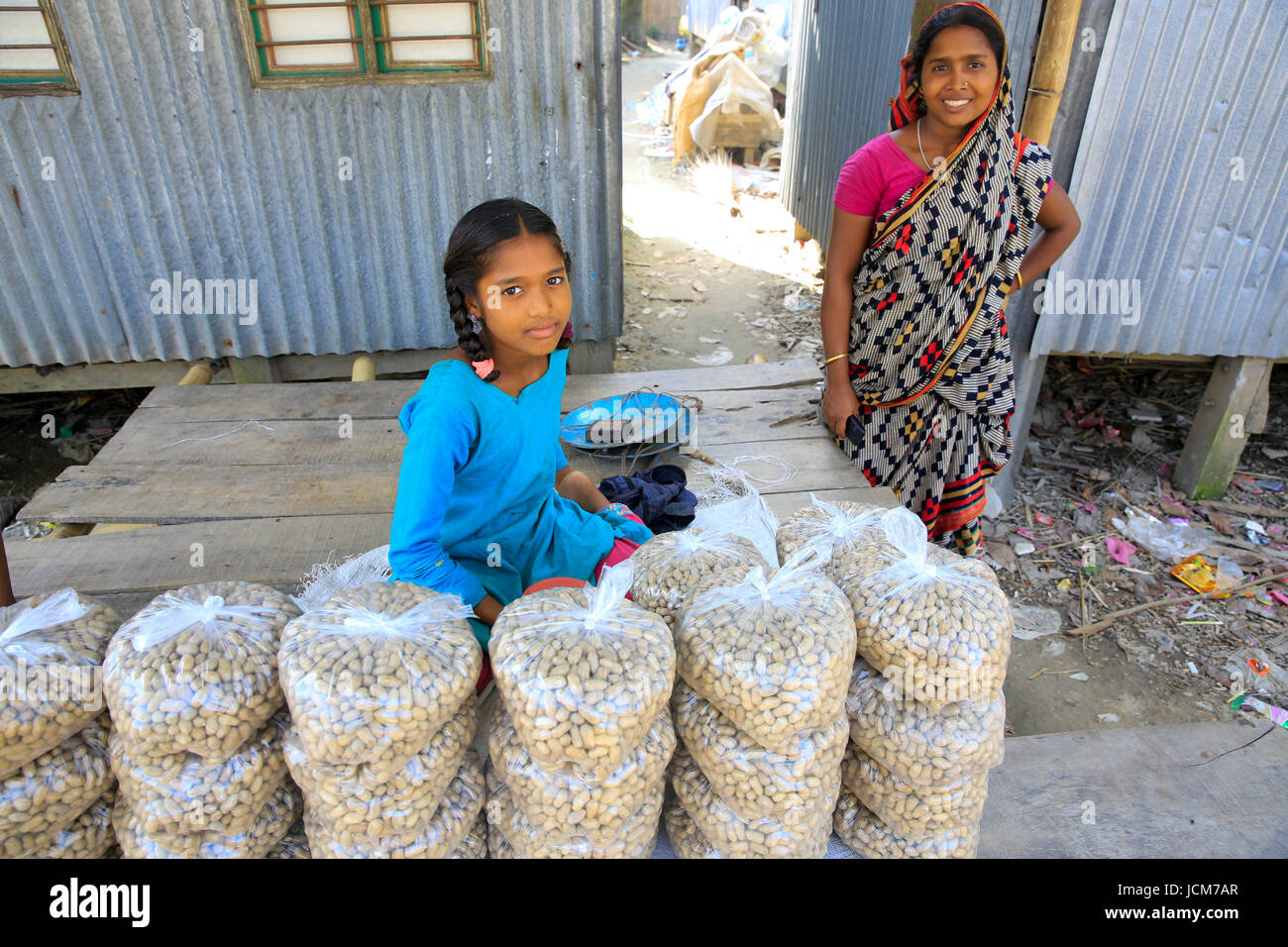 Venditore di arachidi a mawa stazione dei traghetti in Faridpur, Bangladesh Foto Stock