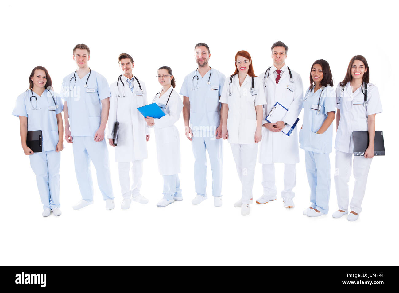 Grande variegato gruppo di medici e infermieri in uniforme in piedi in una  linea tenendo i file dei record di paziente e indossando stetoscopi isolato  su bianco Foto stock - Alamy