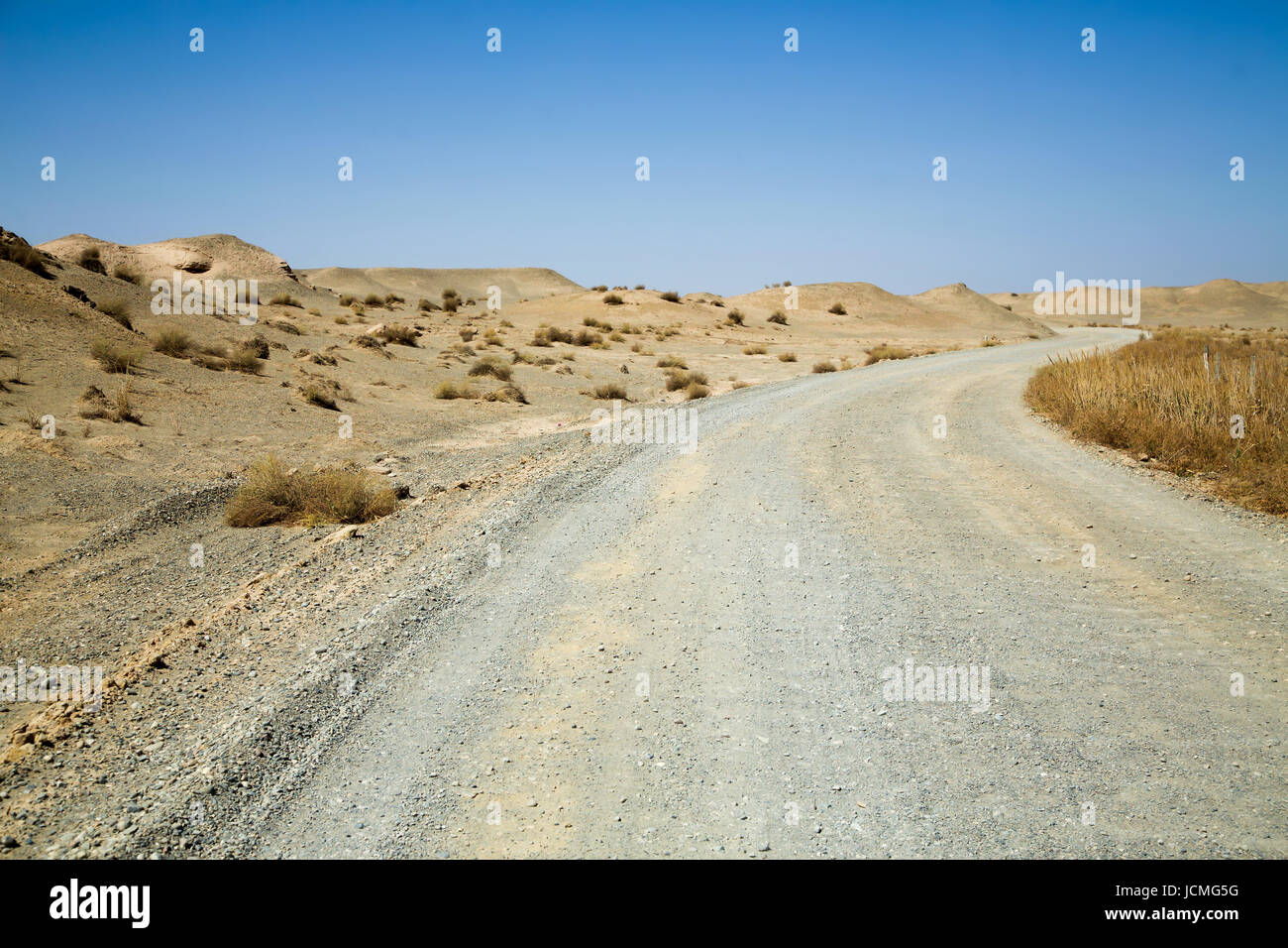 Fuori strada nel deserto deserto con cielo azzurro , scenario in Tibet . Foto Stock