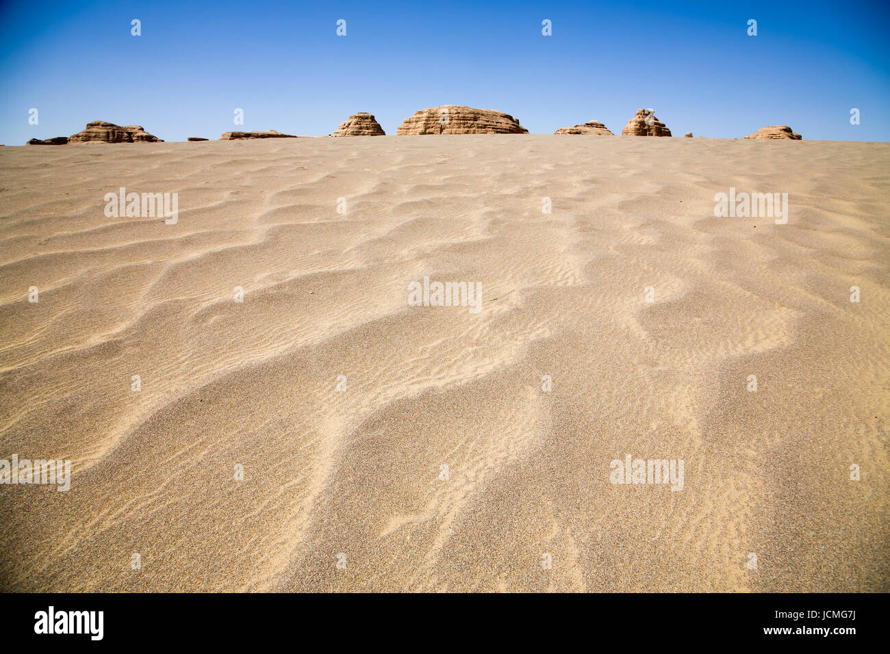 Tranquilla giallo deserto di sabbia con arenarie e cielo blu chiaro ,scenario in Tibet . Foto Stock