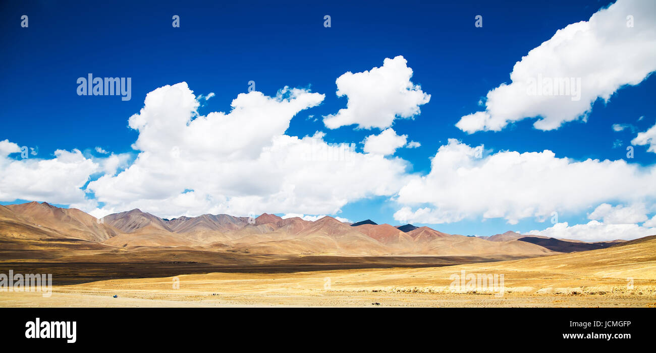 Uno splendido scenario in Tibet con grande montagna contro il blu e il bianco delle nuvole cielo . Foto Stock