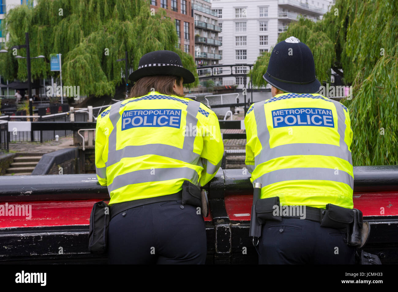 Londra - Giugno 08, 2017: Metropolitan due poliziotti in alta visibilità giacche vegliare su Camden Lock a Londra. Regno Unito il giorno delle elezioni Foto Stock