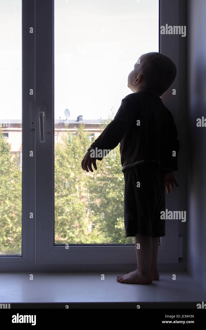 Capisco il concetto del mondo. Il Bambino guarda fuori dalla finestra. Foto  per il tuo design. Il Bambino guarda fuori dalla finestra. Foto per il tuo  design Foto stock - Alamy