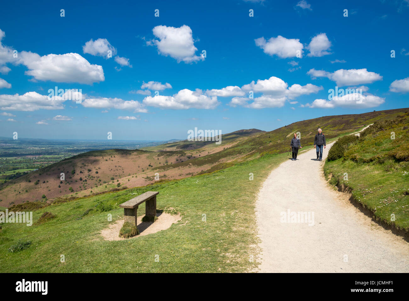 Coppia che cammina nel parco di campagna Moel Famau nel Galles del Nord in una splendida giornata primaverile. Foto Stock