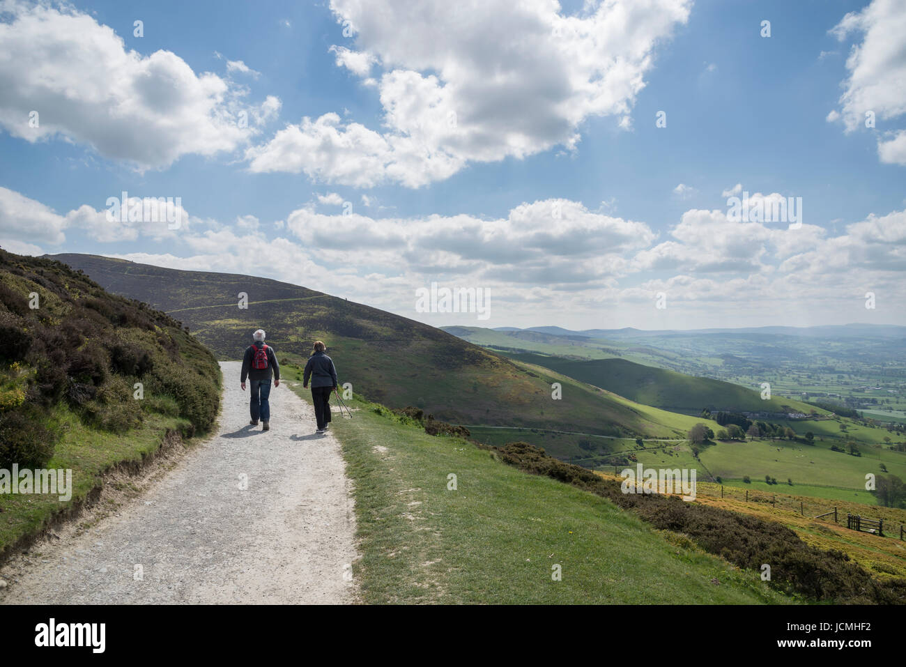 Coppia che cammina nel parco di campagna Moel Famau nel Galles del Nord in una giornata di primavera soleggiata. Foto Stock