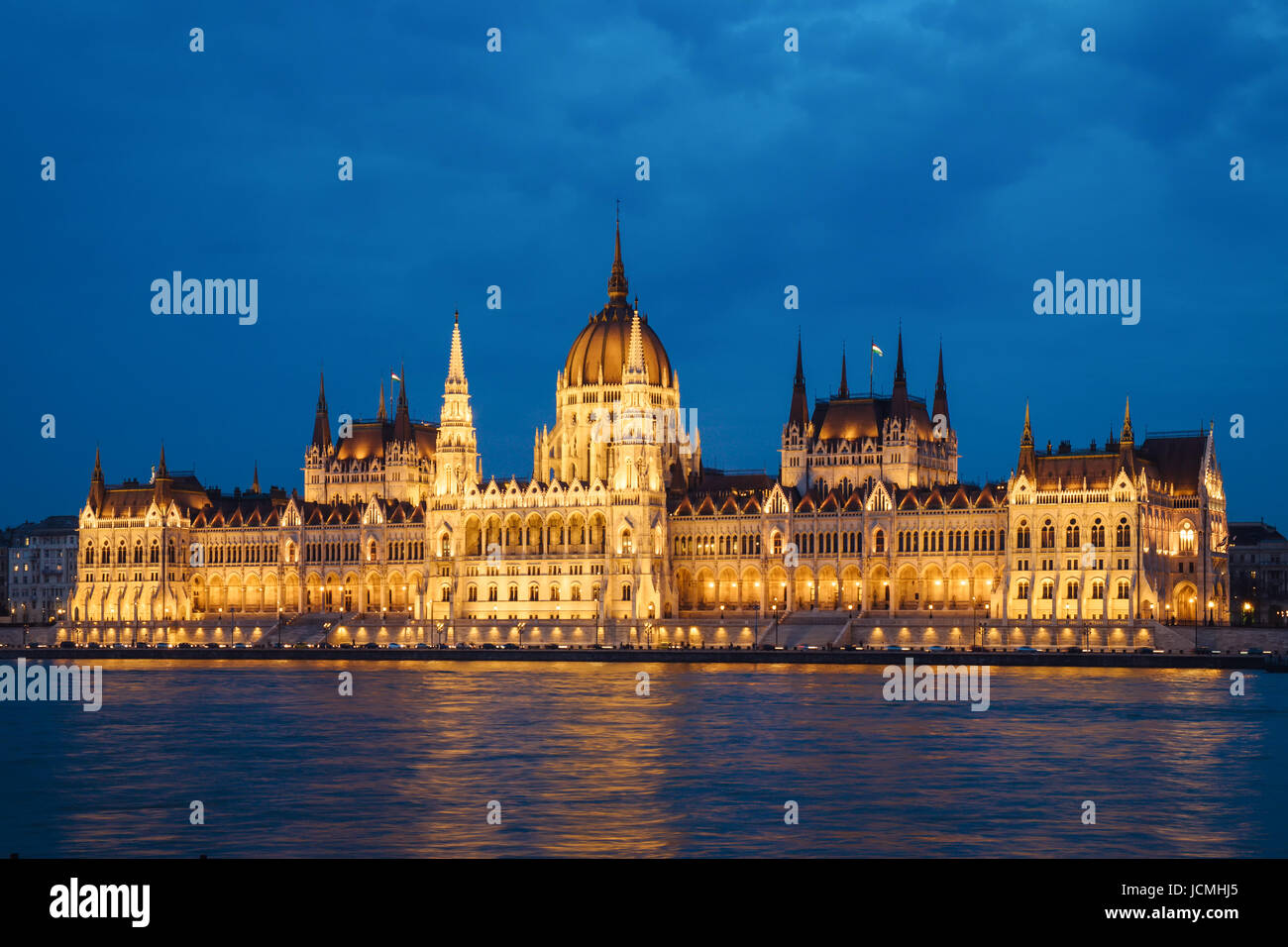 Parlamento ungherese al crepuscolo Foto Stock
